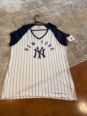 Women's Pinstripe V-Neck Tee - Navy/White